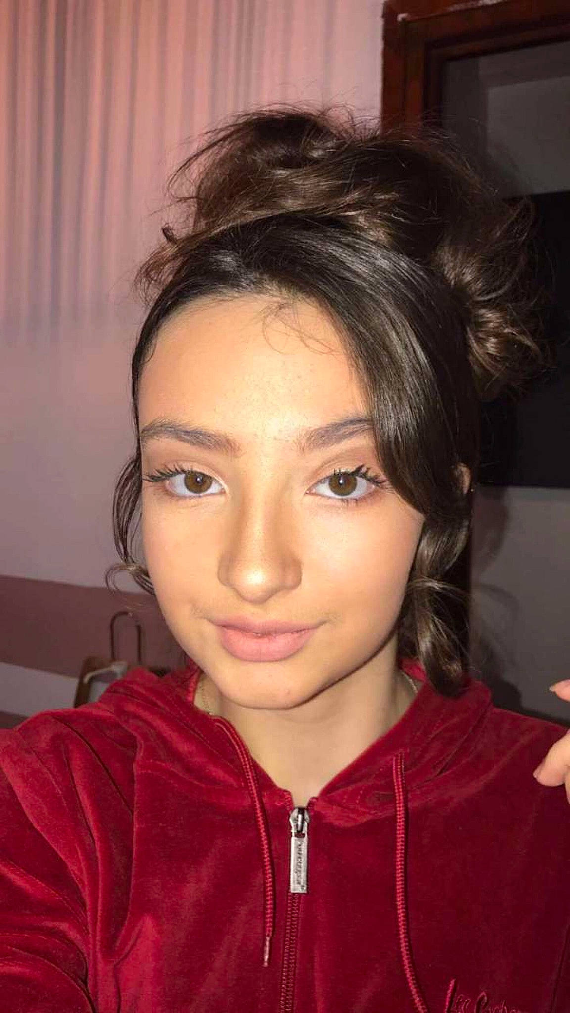 Andreia participe au concours pour gagner de l'argent avec cette photo : beauty, black_hair, cheek, chin, cool, curtain, eyebrow, eyelash, face, forehead, hairstyle, iris, jacket, joy, lip, long_hair, makeover, nose, person, portrait_photography