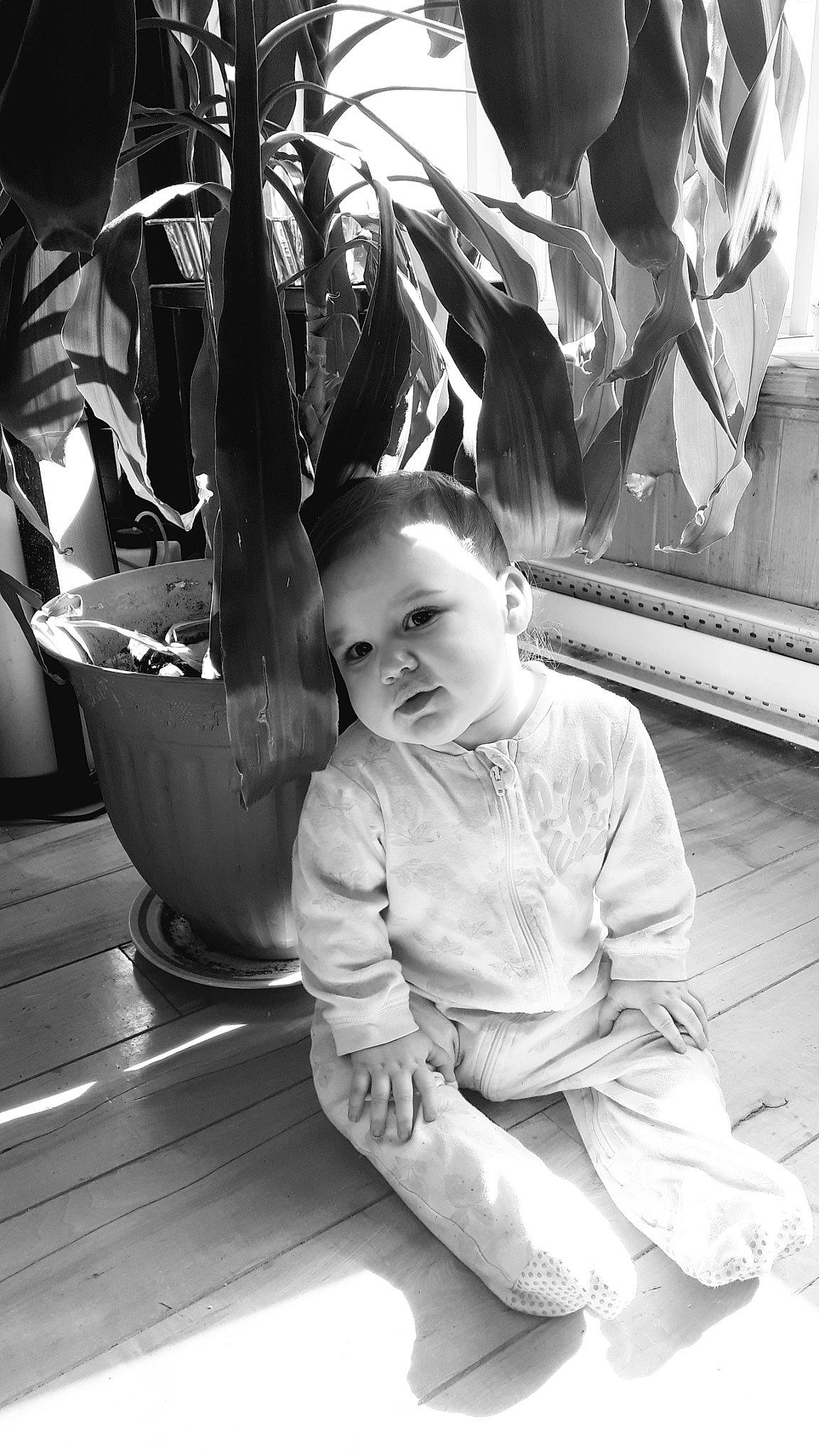 Rowena a rejoint le concours — aidez-le/la à gagner de superbes lots ! baby, black, black_and_white, child, flooring, foot, fun, happy, monochrome, monochrome_photography, person, portrait_photography, room, sitting, smile, stock_photography, street, style, toddler, white