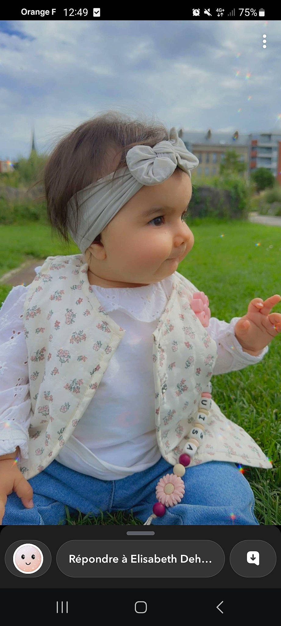 Luisa a rejoint le concours — aidez-le/la à gagner de superbes lots ! art, baby, baby_toddler_clothing, cap, child, fun, grass, happy, head, headband, headgear, headpiece, headwear, pattern, people_in_nature, person, pink, plant, sky, sleeve