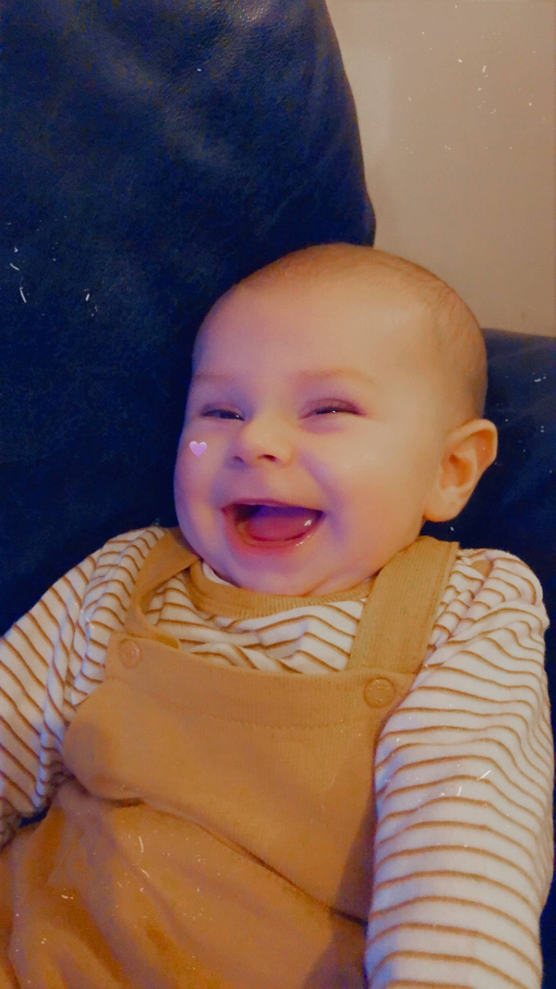 Timéo a rejoint le concours — aidez-le/la à gagner de superbes lots ! baby_toddler_clothing, blue, cheek, chin, eye, eyebrow, face, facial_expression, iris, lip, mammal, mouth, neck, nose, person, purple, skin, sleeve, smile, standing