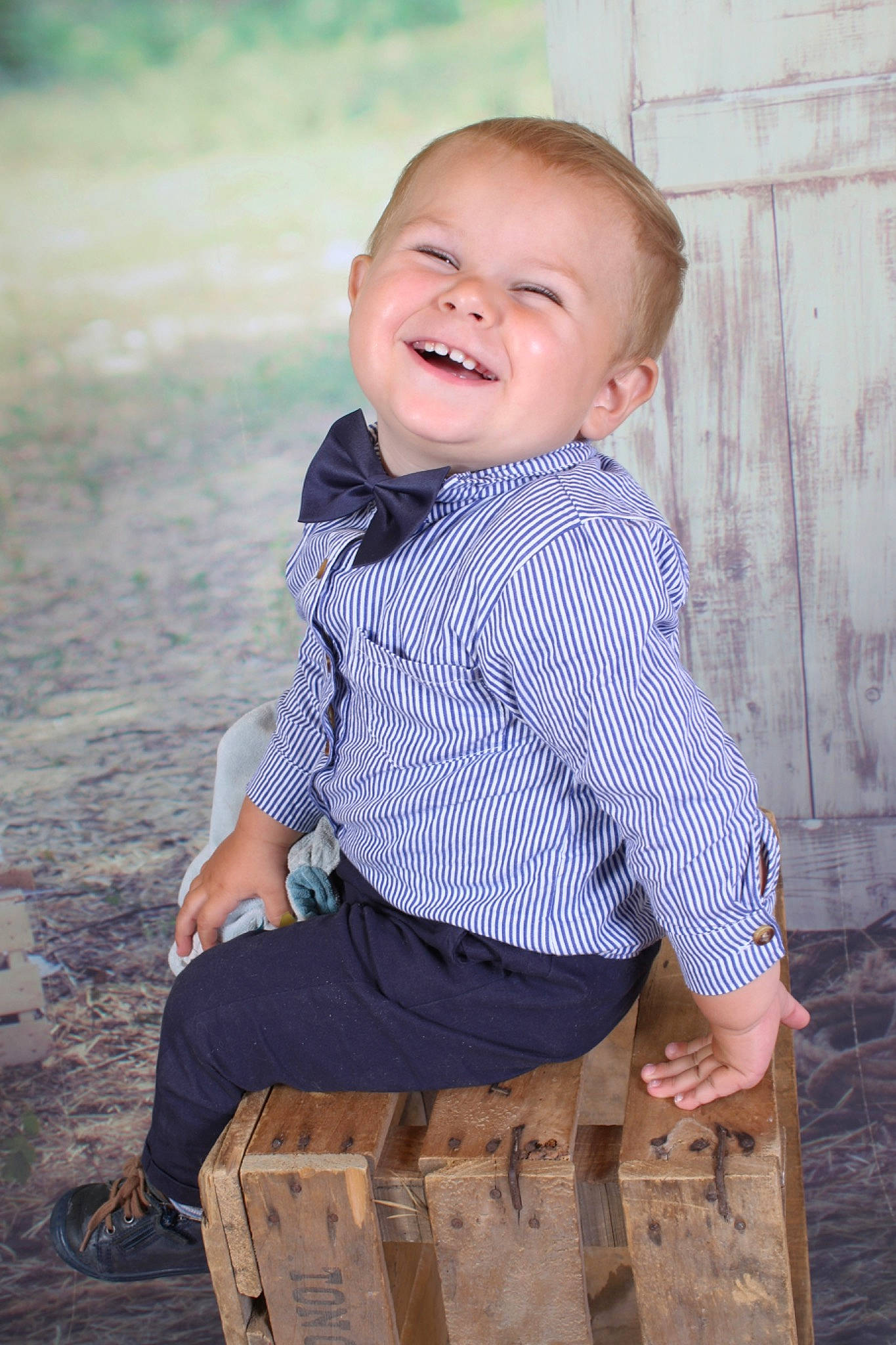 Timéo participe au concours pour gagner de l'argent avec cette photo : baby_toddler_clothing, child, dress, dress_shirt, eye, face, flash_photography, grass, happy, head, joy, people_in_nature, person, shirt, skin, sleeve, smile, standing, t_shirt, toddler