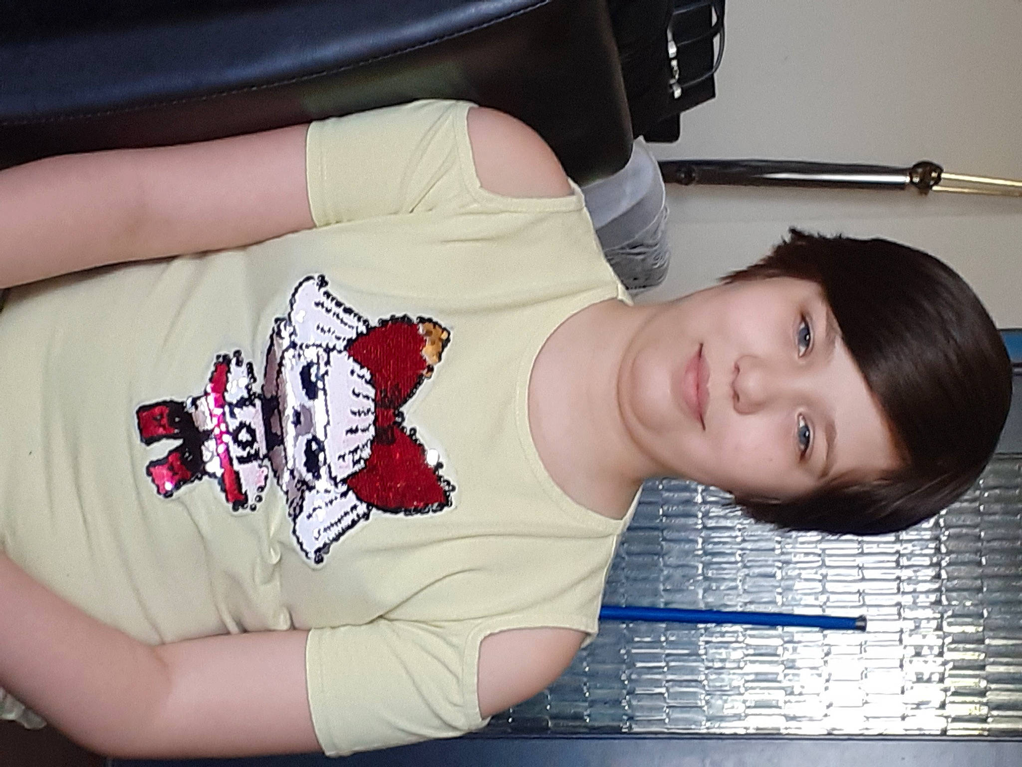 Mélinda participe au concours pour gagner de l'argent avec cette photo : abdomen, chest, comfort, elbow, finger, joint, joy, knee, leg, mouth, muscle, neck, person, product, shoulder, sleeve, stomach, t_shirt, thigh, trunk