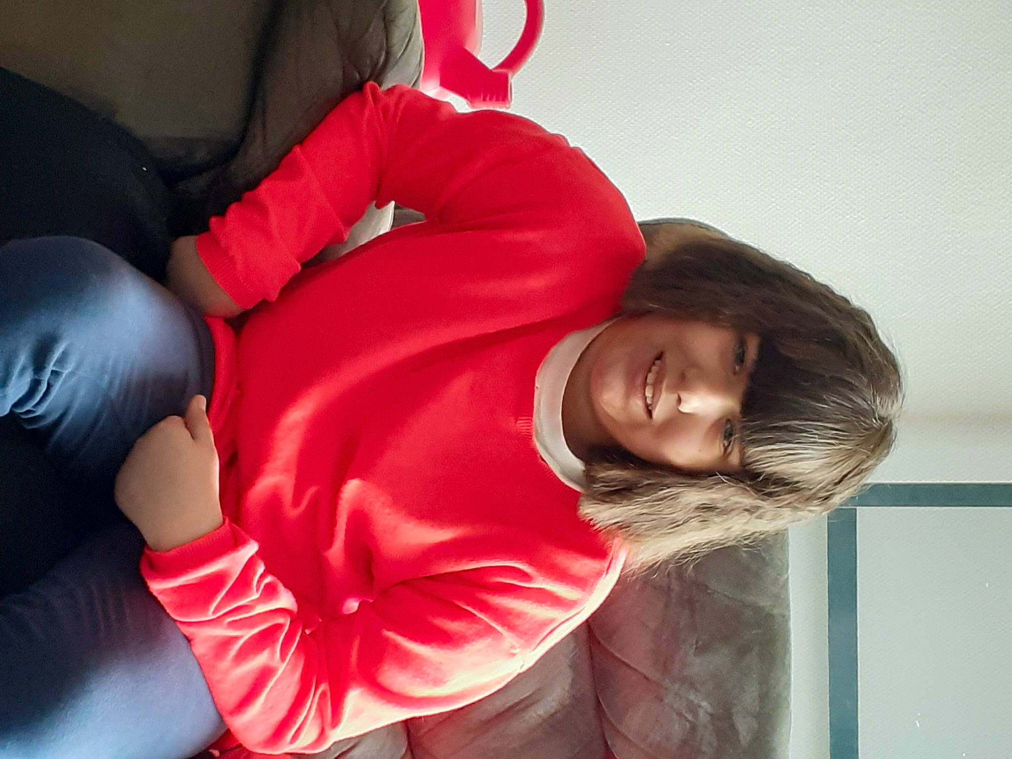 Mélinda a rejoint le concours — aidez-le/la à gagner de superbes lots ! auto_part, automotive_design, car_seat, carmine, comfort, elbow, family_car, fun, happy, human_leg, joint, joy, knee, leisure, motor_vehicle, person, sitting, sleeve, smile, steering_wheel