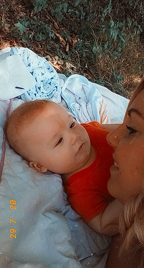 Gabriel participe au concours pour gagner de l'argent avec cette photo : baby, baby_toddler_clothing, cheek, child, chin, eye, forehead, happy, human, interaction, iris, linens, lip, love, mammal, mouth, nose, person, skin, toddler