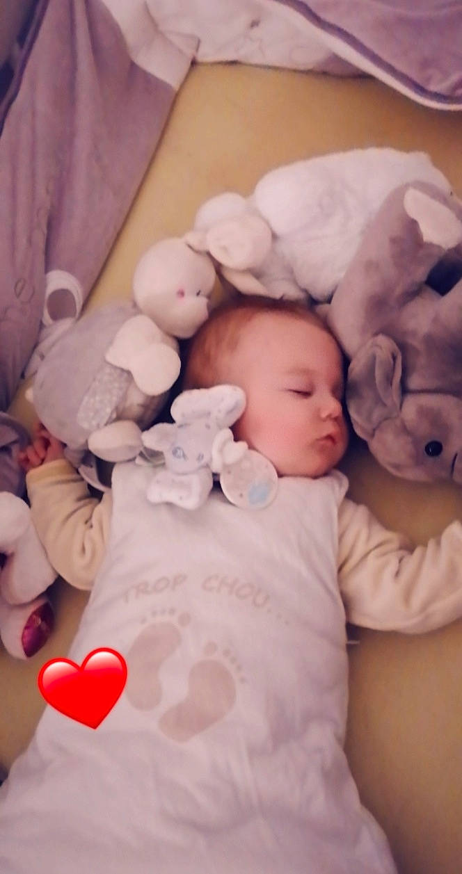 Gabriel a rejoint le concours — aidez-le/la à gagner de superbes lots ! baby, baby_products, baby_sleeping, baby_toddler_clothing, baby_toys, bedtime, cheek, child, comfort, heart, love, nap, person, plush, skin, sleep, stuffed_toy, toy