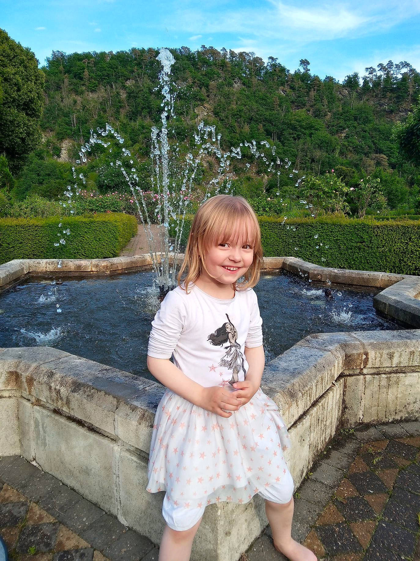 Cristal a rejoint le concours — aidez-le/la à gagner de superbes lots ! beauty, botany, day_dress, fun, grass, grass_family, happy, human_body, joy, leaf, leisure, nature, people_in_nature, person, plant, sky, summer, toddler, tree, vertebrate