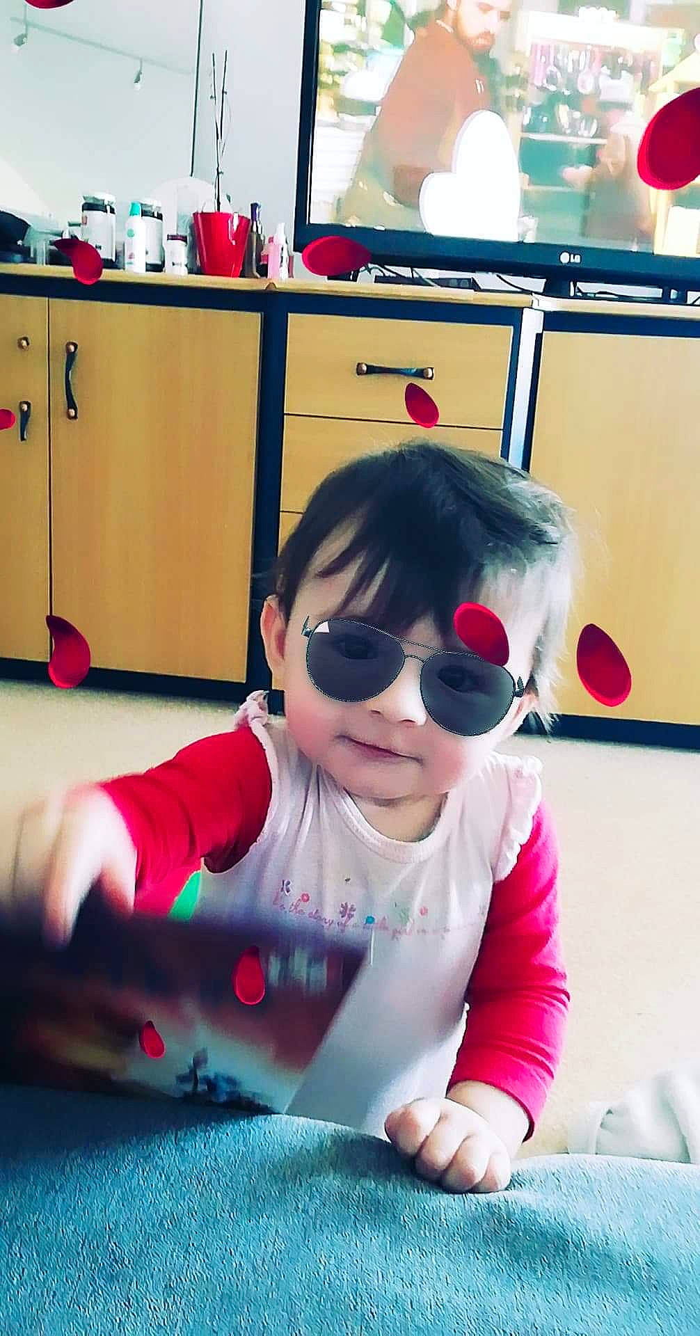 Léa Houria participe au concours pour gagner de l'argent avec cette photo : baby, baby_toddler_clothing, cabinetry, child, cool, cupboard, drawer, eyewear, goggles, home_appliance, kitchen_appliance, major_appliance, person, pink, play, refrigerator, sunglasses, t_shirt, toddler