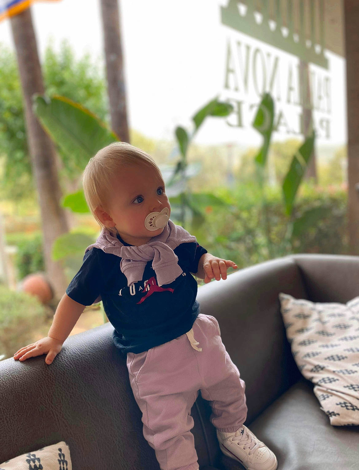 Nélio participe au concours pour gagner de l'argent avec cette photo : baby, child, couch, doll, flooring, fun, grass, happy, leisure, person, plant, play, sitting, skin, sleeve, studio_couch, t_shirt, toddler, toy, waist