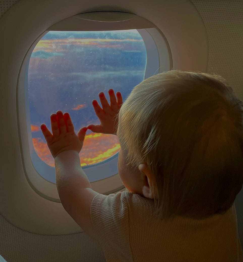 Nélio participe au concours pour gagner de l'argent avec cette photo : child, circle, fun, gesture, glass, happy, head, human, people, person, room, sky, t_shirt, thumb, tints_and_shades, toddler, vacation, vehicle_door, visual_arts, window