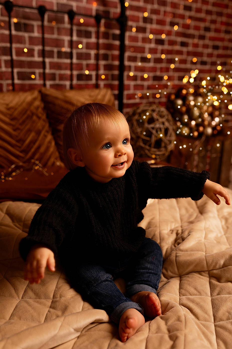 Nélio a rejoint le concours — aidez-le/la à gagner de superbes lots ! baby, child, comfort, couch, event, facial_expression, flooring, foot, fun, happy, head, lap, lighting, person, sitting, smile, standing, thumb, toddler, tree