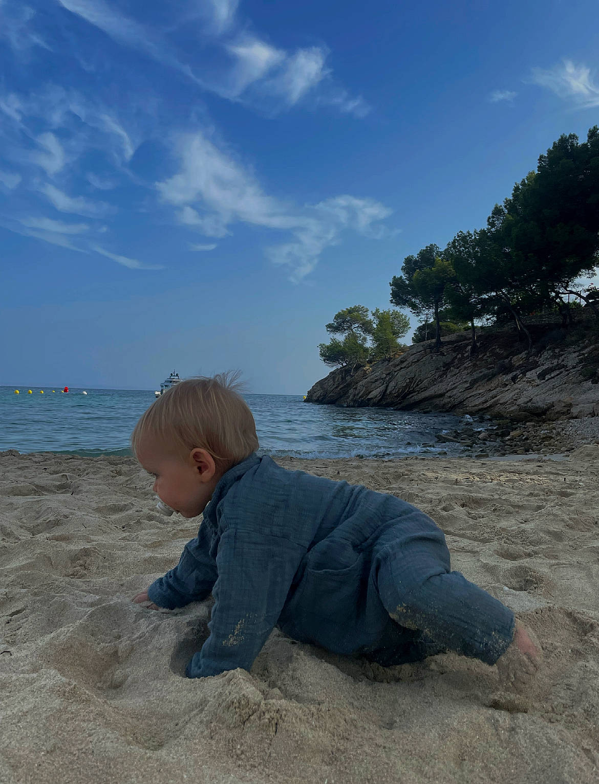 Nélio participe au concours pour gagner de l'argent avec cette photo : baby, beach, cloud, coastal_and_oceanic_landforms, fun, horizon, landscape, leisure, person, plant, rock, sand, sitting, sky, toddler, travel, tree, water, wave, wind_wave