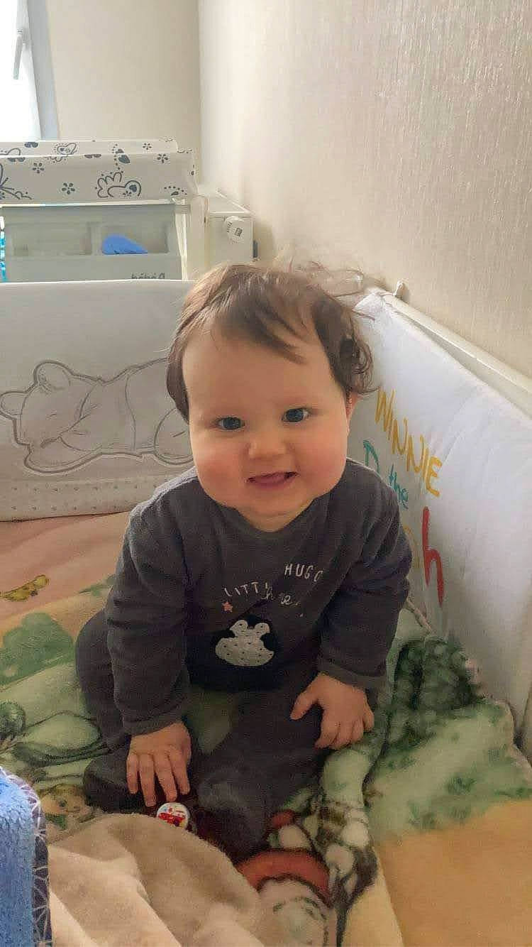 Timéo a rejoint le concours — aidez-le/la à gagner de superbes lots ! baby, baby_toddler_clothing, bathtub, cheek, child, eye, face, floor, flooring, hairstyle, happy, head, human_body, kitchen_appliance, mouth, person, product, skin, sleeve, smile