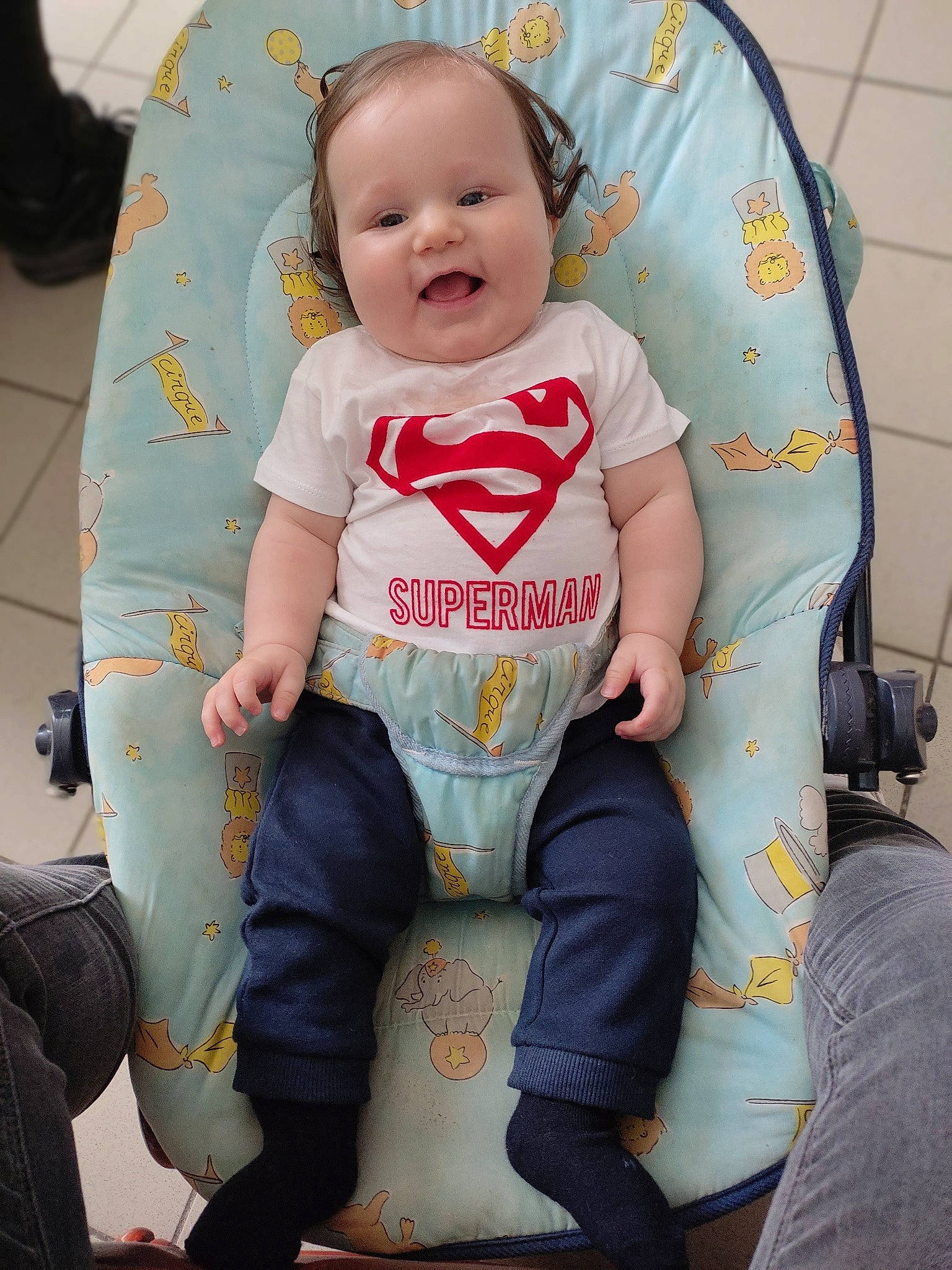 Timéo participe au concours pour gagner de l'argent avec cette photo : baby, baby_products, baby_toddler_clothing, chair, cheek, child, comfort, dress, eye, happy, leg, person, pink, sitting, skin, sleeve, smile, t_shirt, thigh, toddler