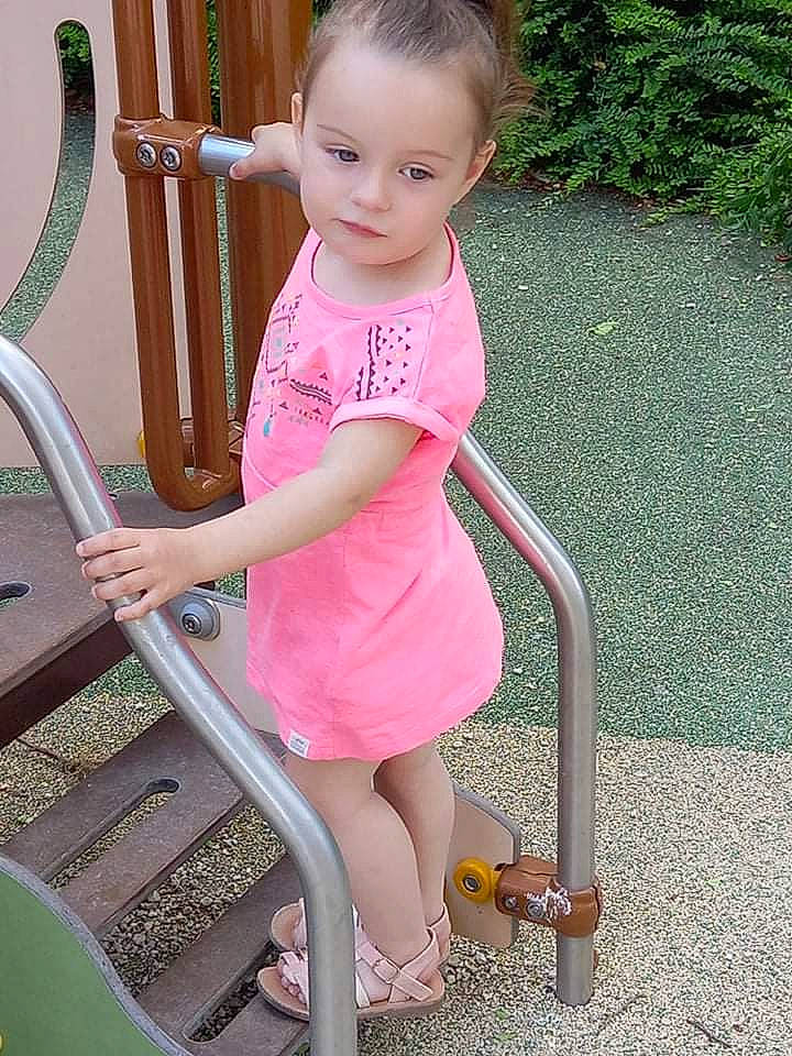 Cataleya a rejoint le concours — aidez-le/la à gagner de superbes lots ! baby_toddler_clothing, chair, dress, grass, hair, hairstyle, head, human_body, joint, knee, leg, leisure, person, pink, plant, shoulder, skin, standing, thigh, toddler