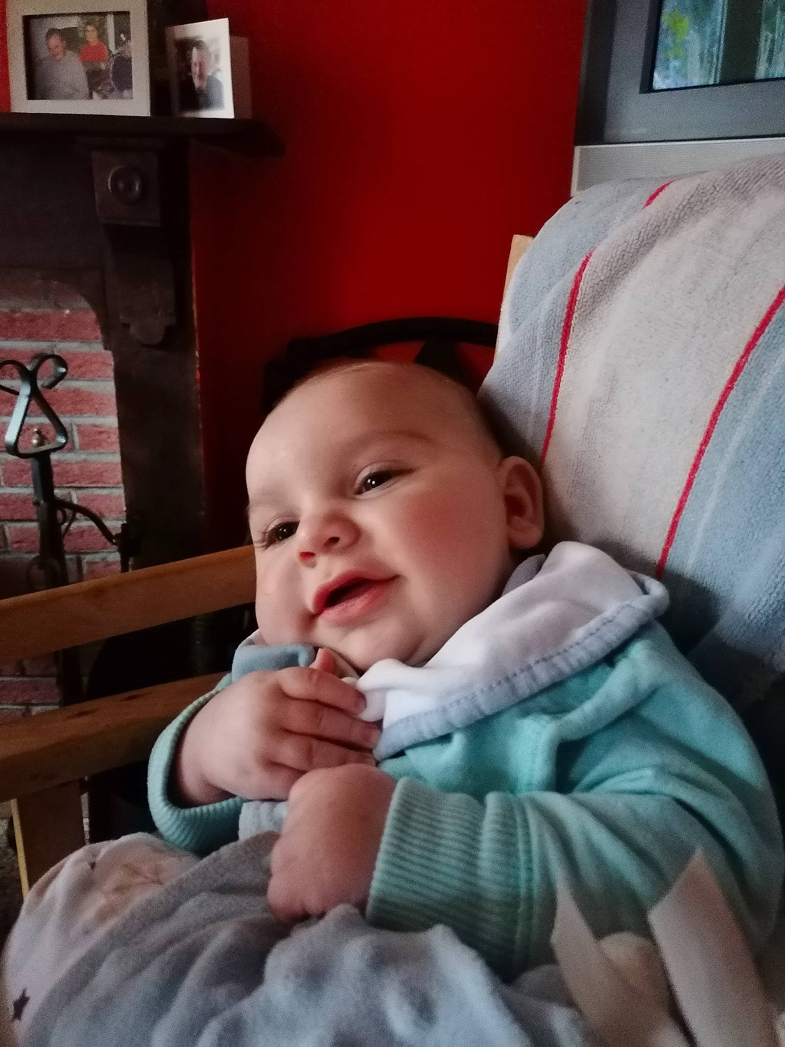 Dévon a rejoint le concours — aidez-le/la à gagner de superbes lots ! baby, baby_toddler_clothing, car_seat, cheek, child, comfort, couch, finger, flooring, happy, linens, living_room, person, picture_frame, room, sitting, skin, smile, thumb, toddler