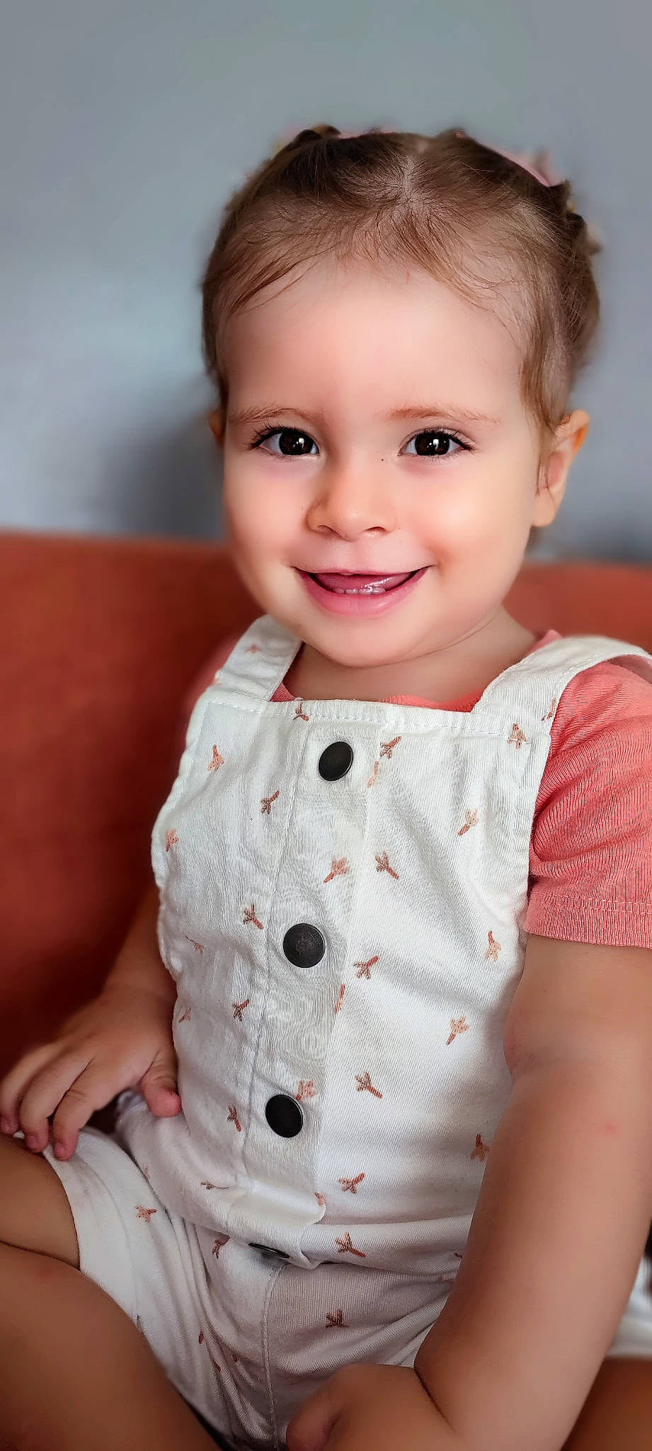Liya participe au concours pour gagner de l'argent avec cette photo : baby_toddler_clothing, cheek, child, collar, dress, dress_shirt, eyelash, face, flash_photography, happy, iris, joy, lip, neck, one_piece_garment, pattern, person, pink, skin, sleeve
