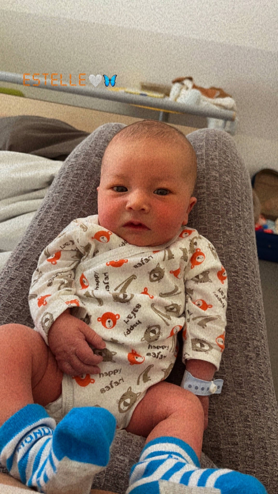 Zyan a rejoint le concours — aidez-le/la à gagner de superbes lots ! arm, baby, baby_toddler_clothing, cheek, child, comfort, eye, finger, flooring, foot, fun, happy, human_leg, leg, mouth, nose, person, sitting, skin, thigh