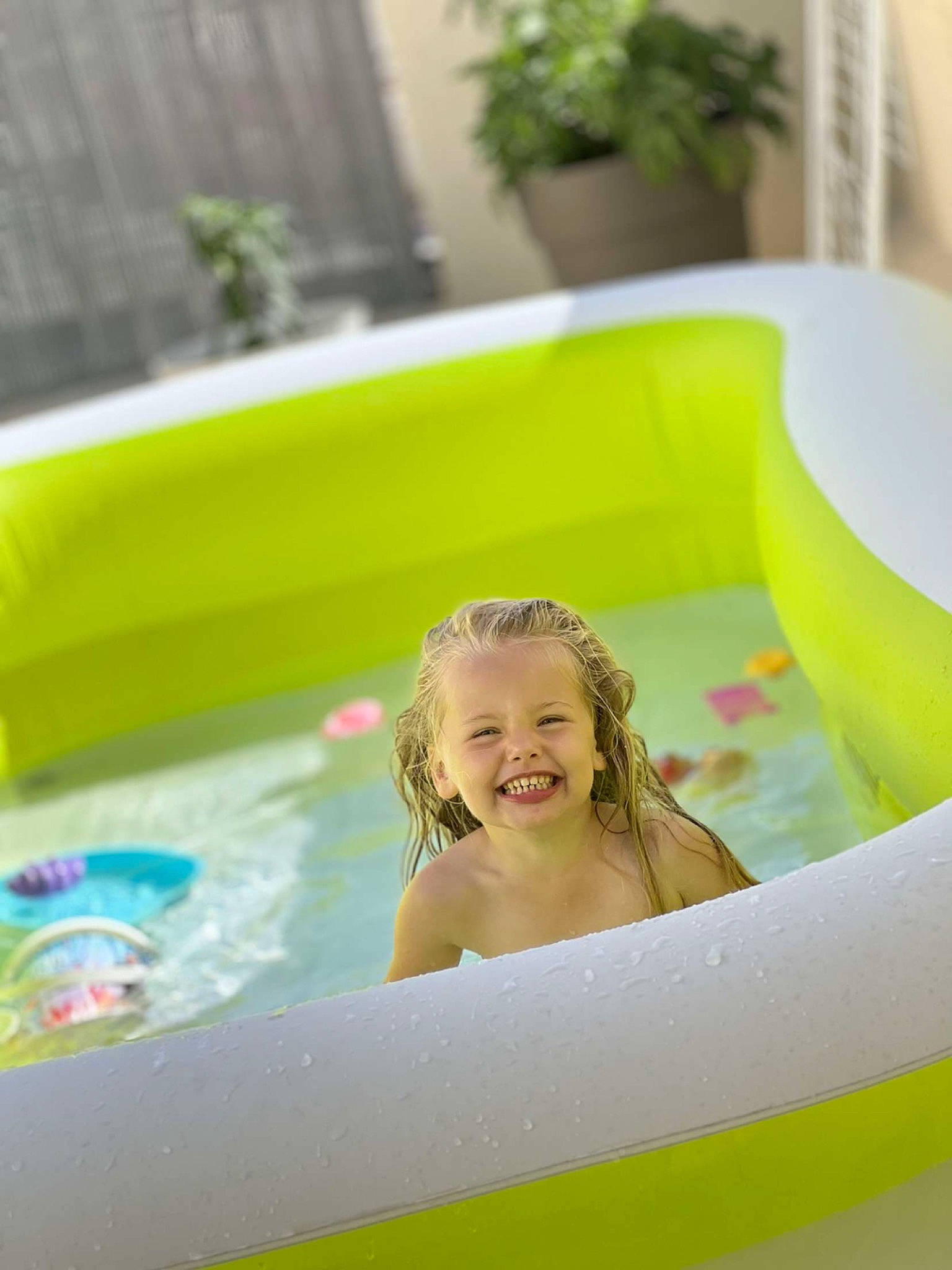Leyana a rejoint le concours — aidez-le/la à gagner de superbes lots ! bathing, child, chute, comfort, flowerpot, fun, grass, green, happy, houseplant, joy, leisure, nonbuilding_structure, person, plant, recreation, skin, smile, summer, swimming_pool