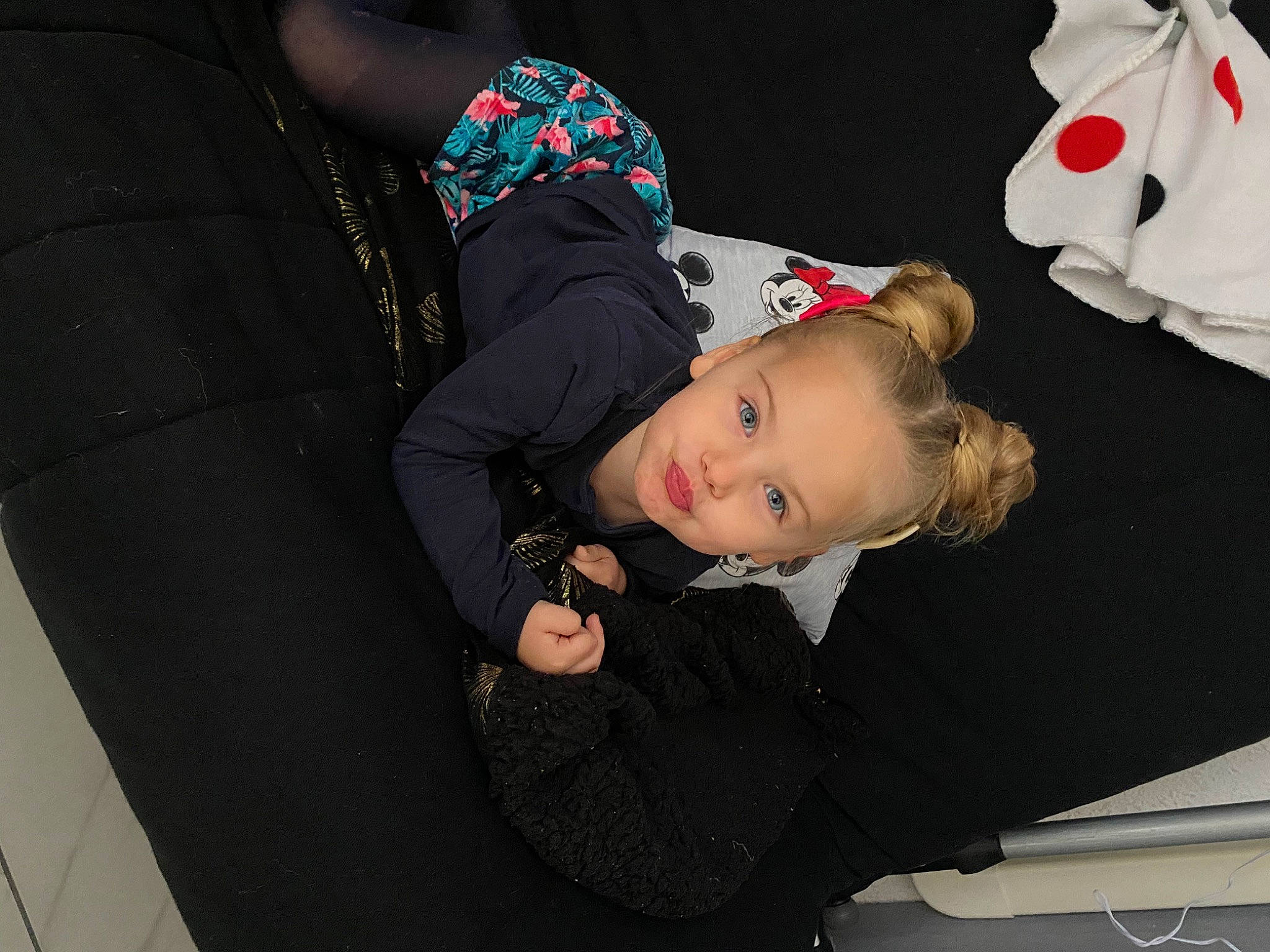 Leyana participe au concours pour gagner de l'argent avec cette photo : baby, baby_products, baby_toddler_clothing, cheek, child, comfort, fun, hat, lap, pattern, person, sitting, sleeve, smile, thigh, toddler, tree