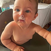 Maéna a rejoint le concours — aidez-le/la à gagner de superbes lots ! baby, child, blue_eyes, milk_mustache, high_chair, curious, chubby_arms, indoor, skin, face, hands, messy, cute, infant, table, home, natural_light, portrait, young_child, close_up