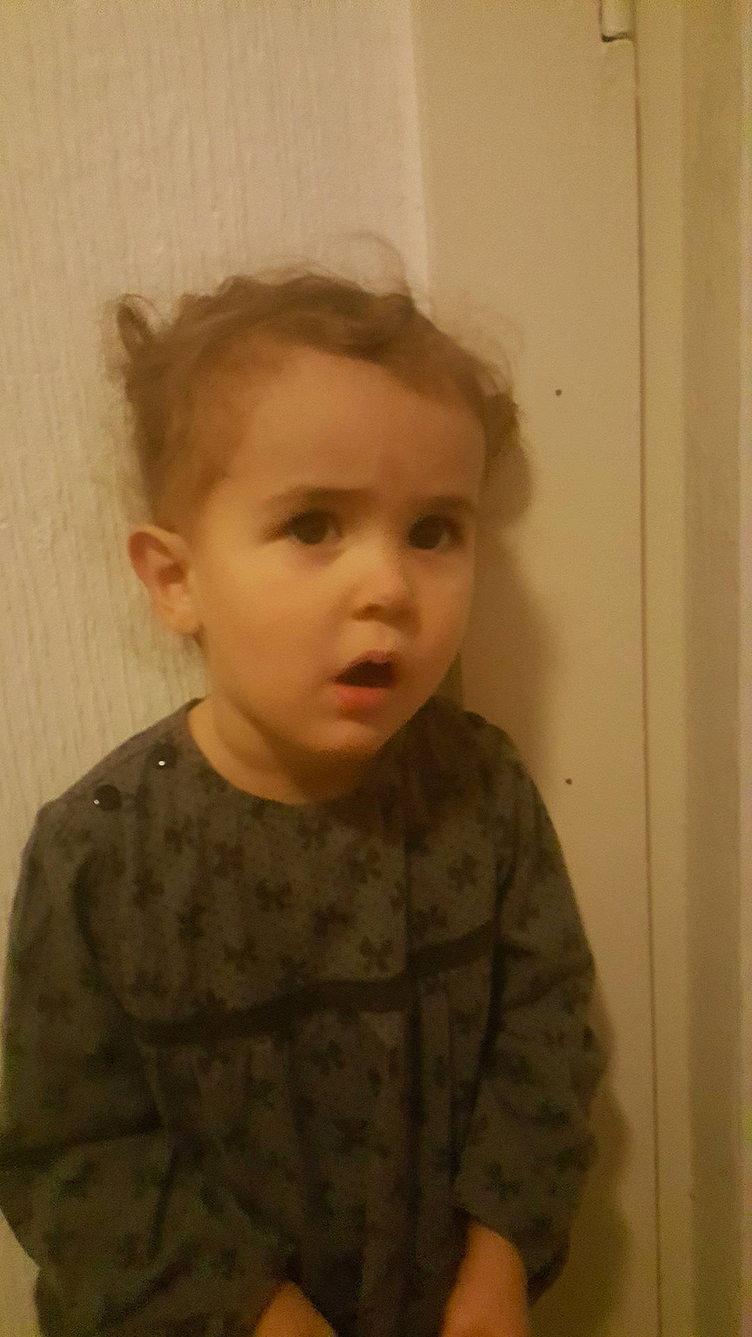 Eif participe au concours pour gagner de l'argent avec cette photo : boy, cheek, child, chin, ear, eye, eyebrow, face, forehead, girl, hair, hairstyle, head, human_hair_color, infant, nose, person, skin, standing, surprise