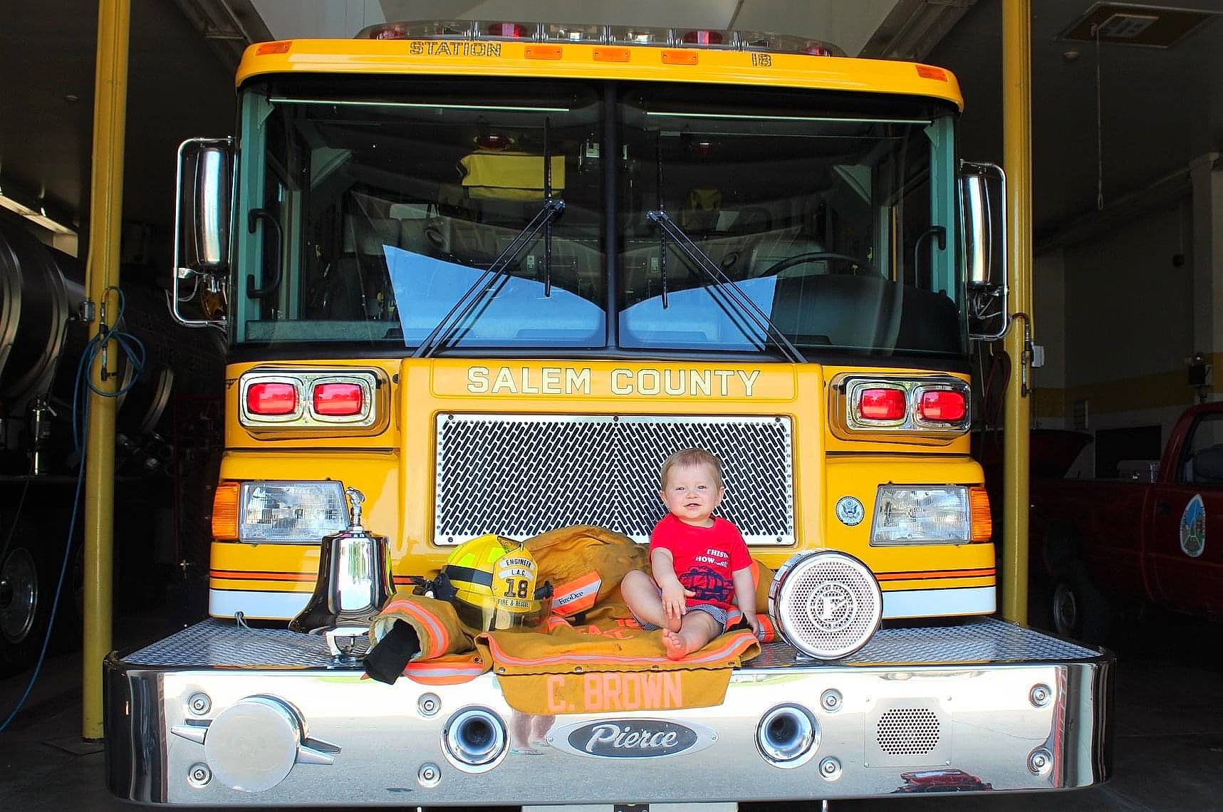 Raylan is registered to the contest to win money with this photo: auto_part, automotive_exterior, bumper, bus, car, commercial_vehicle, land_vehicle, mode_of_transport, motor_vehicle, person, snout, transport, truck, truck_driver, vehicle, wheel