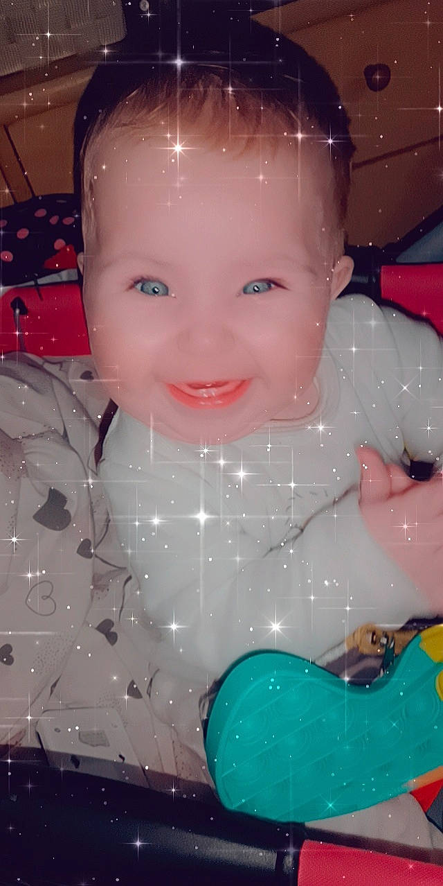 Romane participe au concours pour gagner de l'argent avec cette photo : baby, baby_bathing, bathing, blue, cheek, child, facial_expression, fun, happy, head, headgear, human_body, joy, mouth, muscle, organ, person, pink, skin, smile