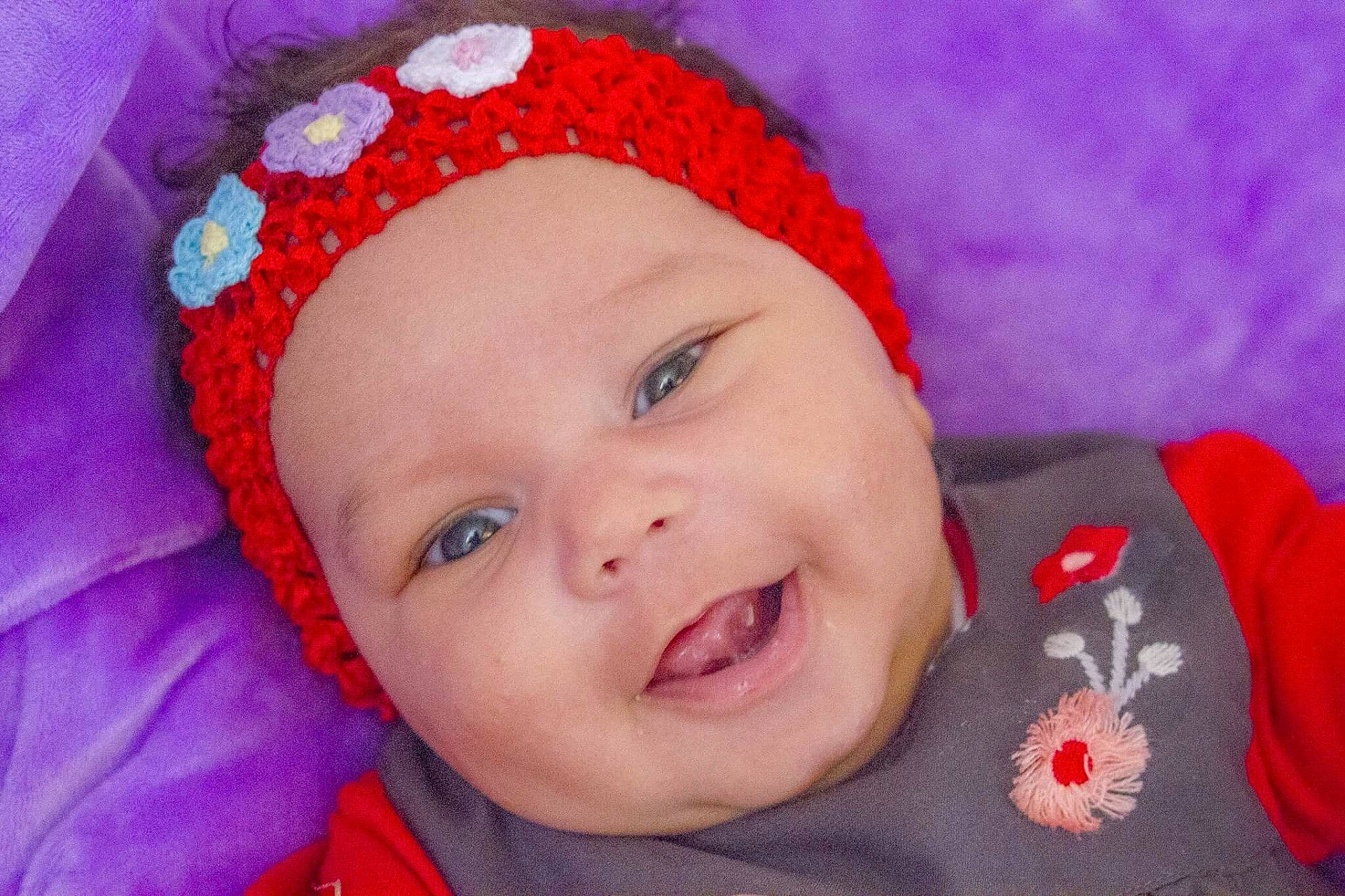 Thaïs participe au concours pour gagner de l'argent avec cette photo : bonnet, cheek, child, eye, face, girl, hair_accessory, happiness, head, headgear, infant, lip, mouth, nose, person, product, red, skin, smile, textile