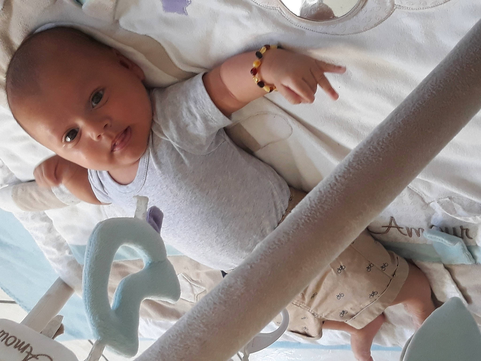 Rayden a rejoint le concours — aidez-le/la à gagner de superbes lots ! baby, baby_products, baby_sleeping, child, finger, hand, leg, linens, person, product, skin, textile, toddler, toy