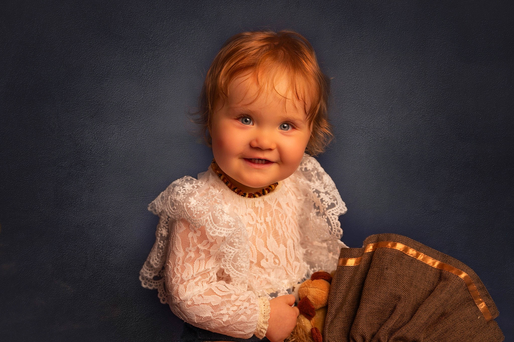 Keyliana a rejoint le concours — aidez-le/la à gagner de superbes lots ! baby, baby_toddler_clothing, basket, cheek, child, flash_photography, folk_instrument, fun, hand_fan, happy, iris, joy, membranophone, musical_instrument, person, sitting, sleeve, smile, storage_basket, tableware