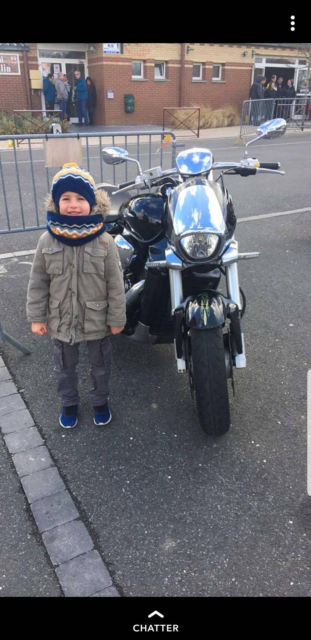 Killyan a rejoint le concours — aidez-le/la à gagner de superbes lots ! auto_part, automotive_design, automotive_lighting, automotive_tire, automotive_wheel_system, car, cruiser, headwear, land_vehicle, motor_vehicle, motorcycle, motorcycling, parking, person, rim, vehicle, wheel