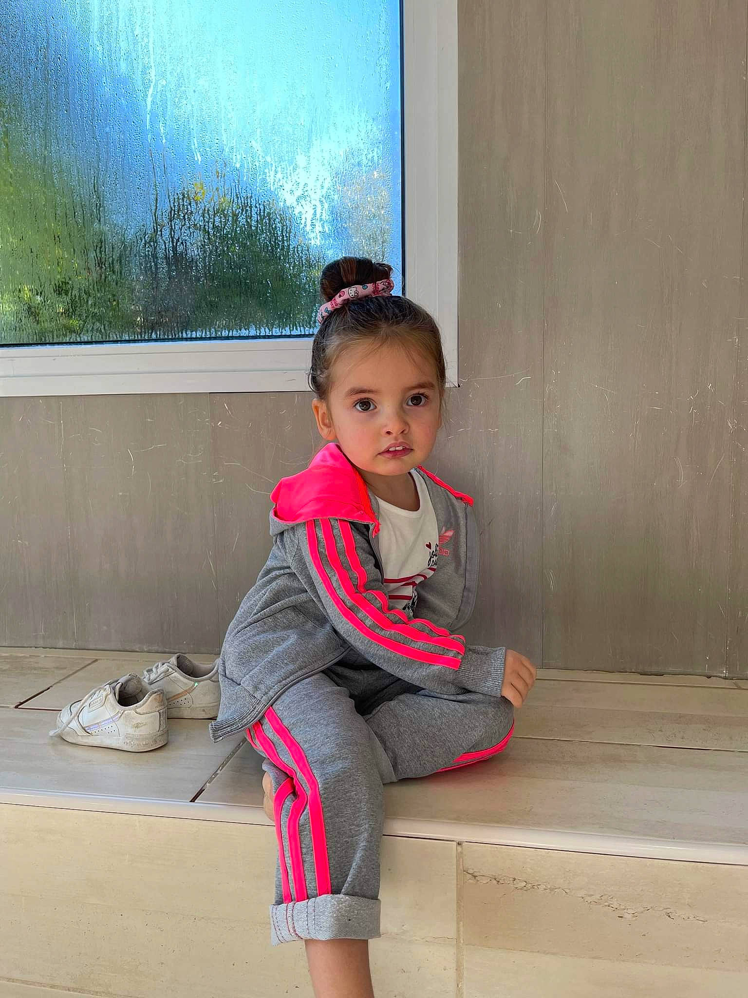 Rose Marie participe au concours pour gagner de l'argent avec cette photo : denim, eyewear, fashion_design, hairstyle, happy, human_leg, knee, leg, leisure, neck, person, shoulder, sitting, sleeve, sportswear, street_fashion, thigh, toddler, trunk, waist