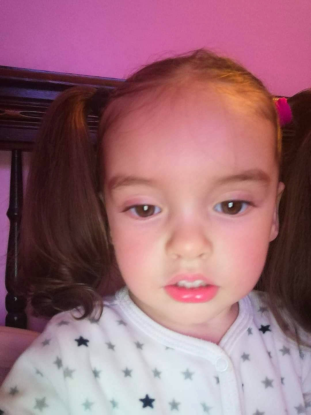 Rose Marie a rejoint le concours — aidez-le/la à gagner de superbes lots ! baby_toddler_clothing, black_hair, cheek, chin, ear, eye, eyebrow, eyelash, face, forehead, iris, jaw, lip, mouth, neck, nose, person, pink, skin, sleeve