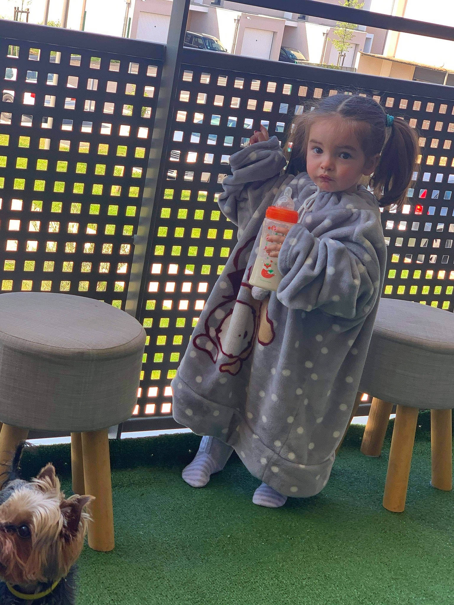 Rose Marie a rejoint le concours — aidez-le/la à gagner de superbes lots ! baby_products, bag, child, companion_dog, costume, fashion_design, flooring, fun, grass, leisure, luggage_and_bags, pattern, person, product, room, sandal, sitting, street_fashion, toddler