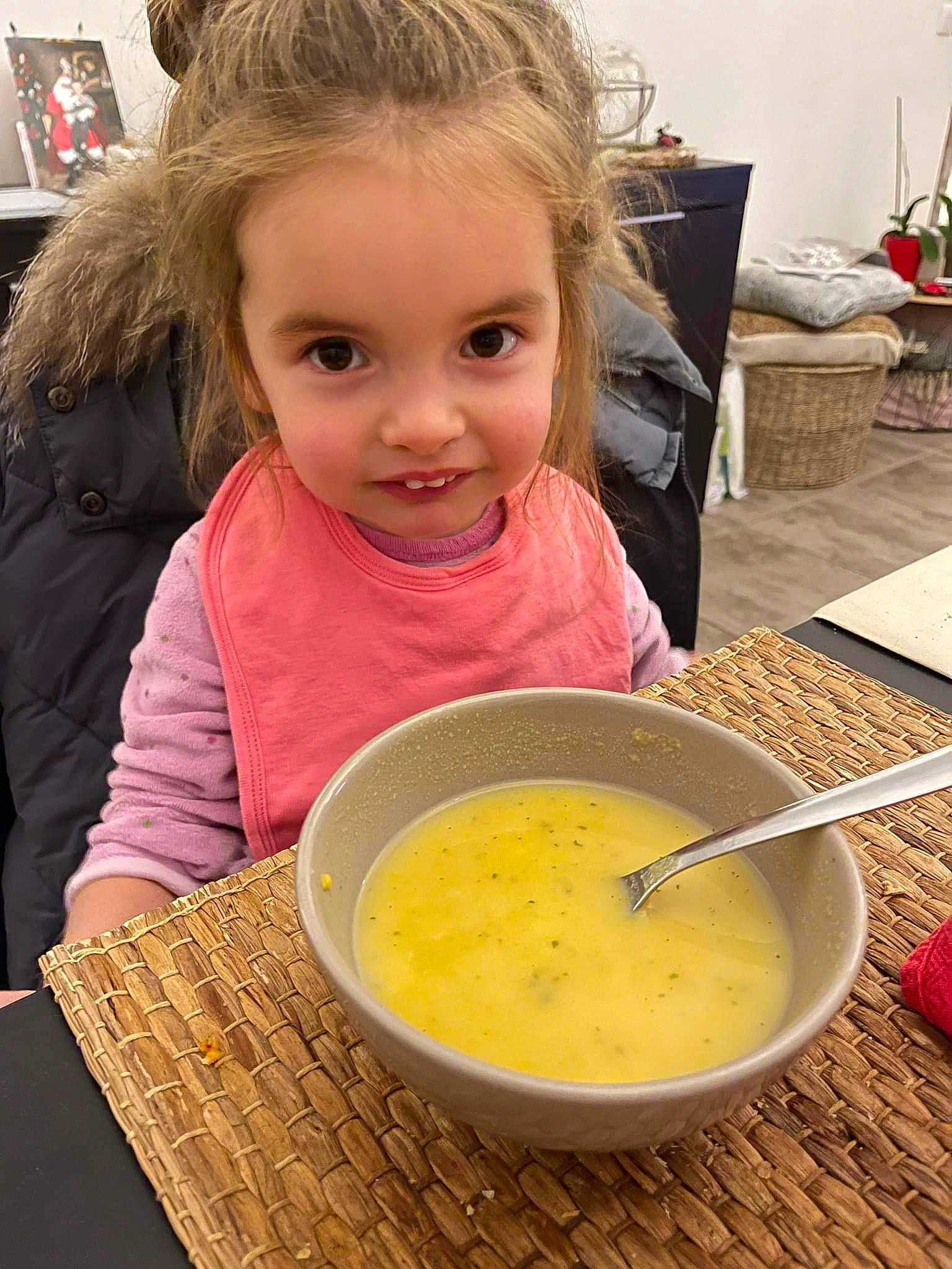 Rose Marie a rejoint le concours — aidez-le/la à gagner de superbes lots ! breakfast, chair, child, comfort_food, creme_anglaise, cuisine, dish, food, houseplant, ingredient, joy, kitchen_utensil, person, plate, produce, recipe, smile, soup, table, tableware