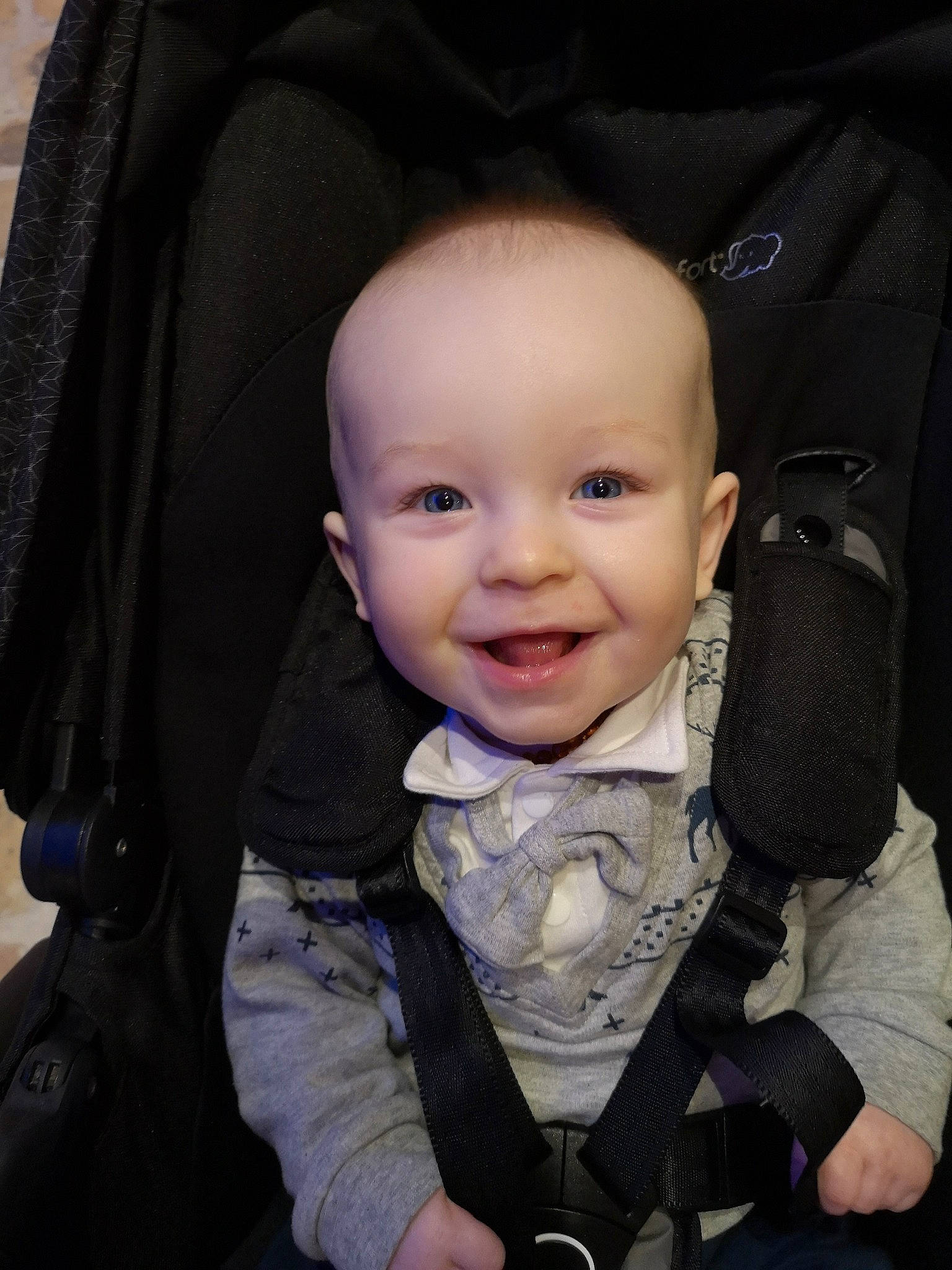 Raphaël a rejoint le concours — aidez-le/la à gagner de superbes lots ! baby, baby_carriage, cheek, chin, cool, eye, eyebrow, flash_photography, gesture, happy, head, headgear, iris, joy, mouth, outerwear, person, product, skin, sleeve