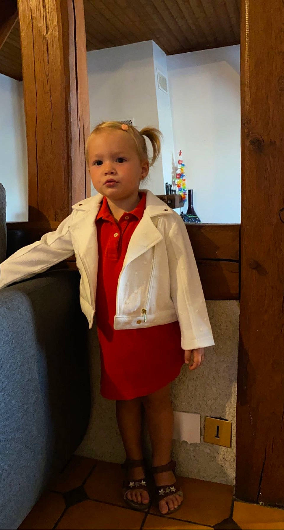 Tessa participe au concours pour gagner de l'argent avec cette photo : blazer, child, chin, clothing, collar, door, dress_shirt, event, face, facial_expression, formal_wear, fun, hair, head, leg, outerwear, person, school_uniform, sleeve, tie