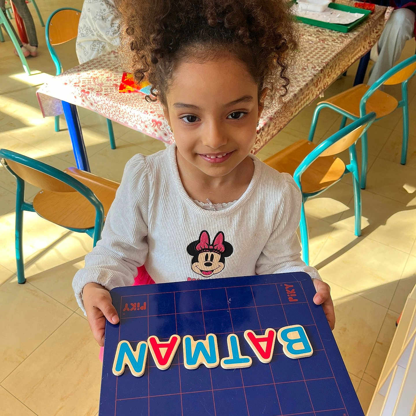 Suzanne a rejoint le concours — aidez-le/la à gagner de superbes lots ! adult, architecture, building, chair, child, diningroom, diningtable, face, female, furniture, girl, head, indoors, person, photography, portrait, restaurant, room, table, woman