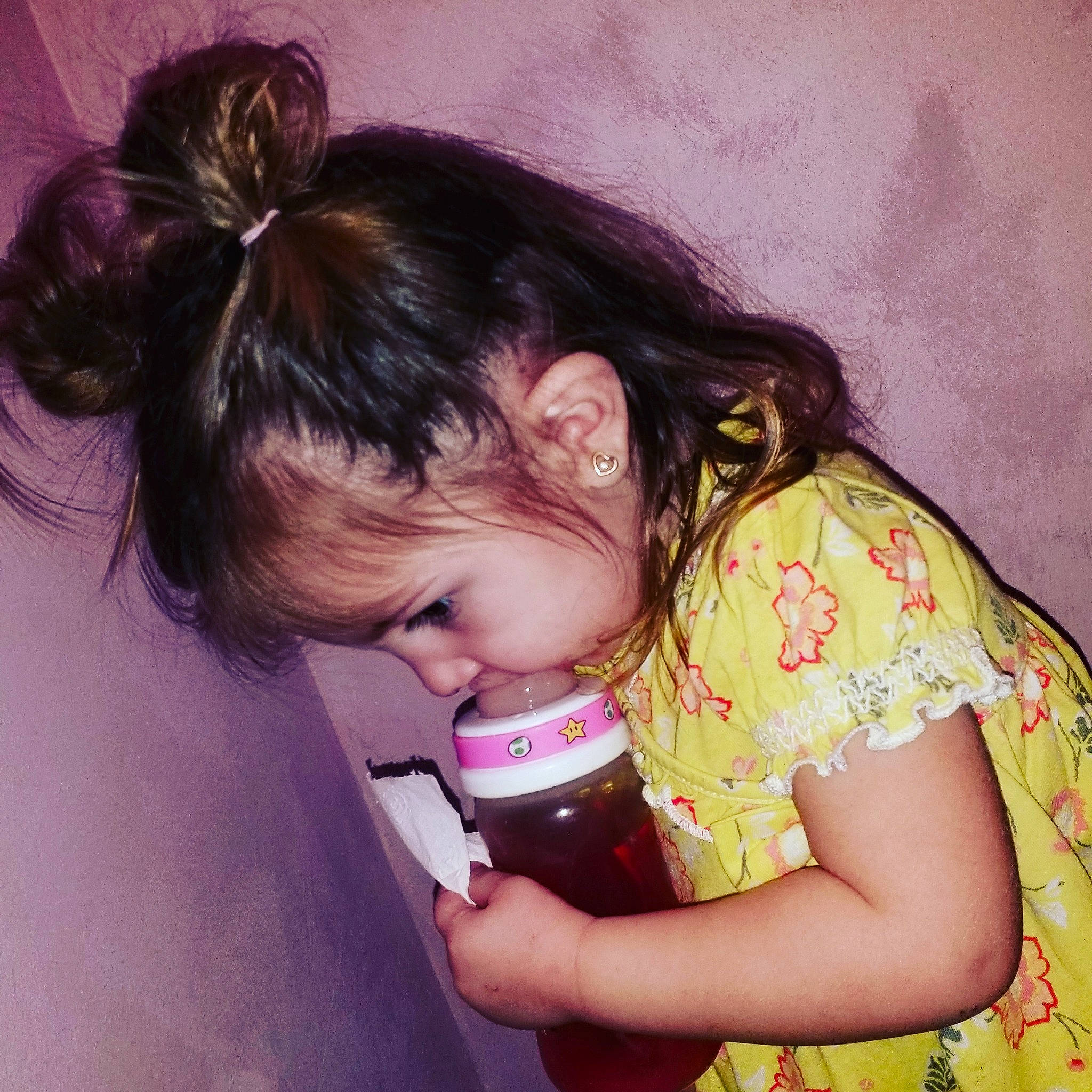 Meylla participe au concours pour gagner de l'argent avec cette photo : black_hair, brown_hair, child, drinking, ear, hair, hairstyle, long_hair, neck, person