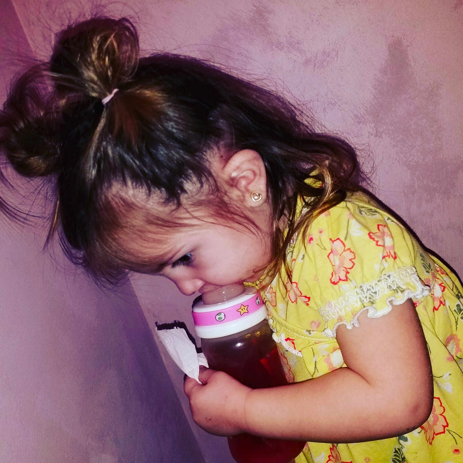 Meylla participe au concours pour gagner de l'argent avec cette photo : black_hair, brown_hair, child, drinking, ear, hair, hairstyle, long_hair, neck, person
