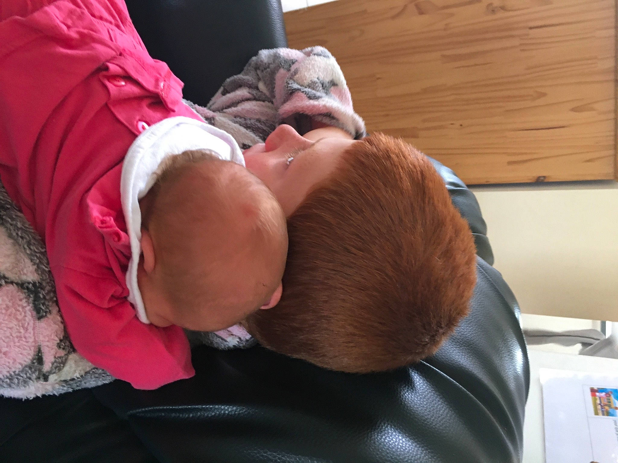 Soraya a rejoint le concours — aidez-le/la à gagner de superbes lots ! baby, baby_products, baby_toddler_clothing, car_seat, carmine, child, comfort, fun, grass, happy, hat, leisure, mouth, nap, person, sitting, sleep, toddler, wood