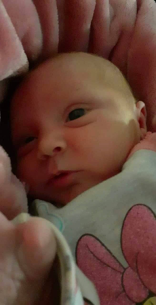 Soraya participe au concours pour gagner de l'argent avec cette photo : cheek, chin, comfort, eye, eyebrow, eyelash, face, forehead, gesture, hand, head, human_body, lip, mammal, mouth, nose, organ, person, product, skin