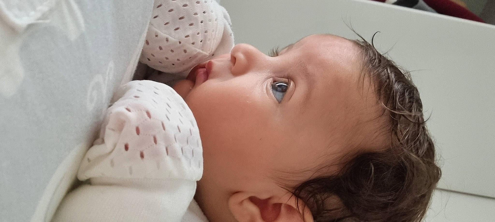 Samy a rejoint le concours — aidez-le/la à gagner de superbes lots ! arm, baby, baby_products, baby_safety, baby_sleeping, baby_toddler_clothing, cap, cheek, child, comfort, ear, eyelash, fashion_accessory, happy, headgear, linens, lip, nose, person, skin