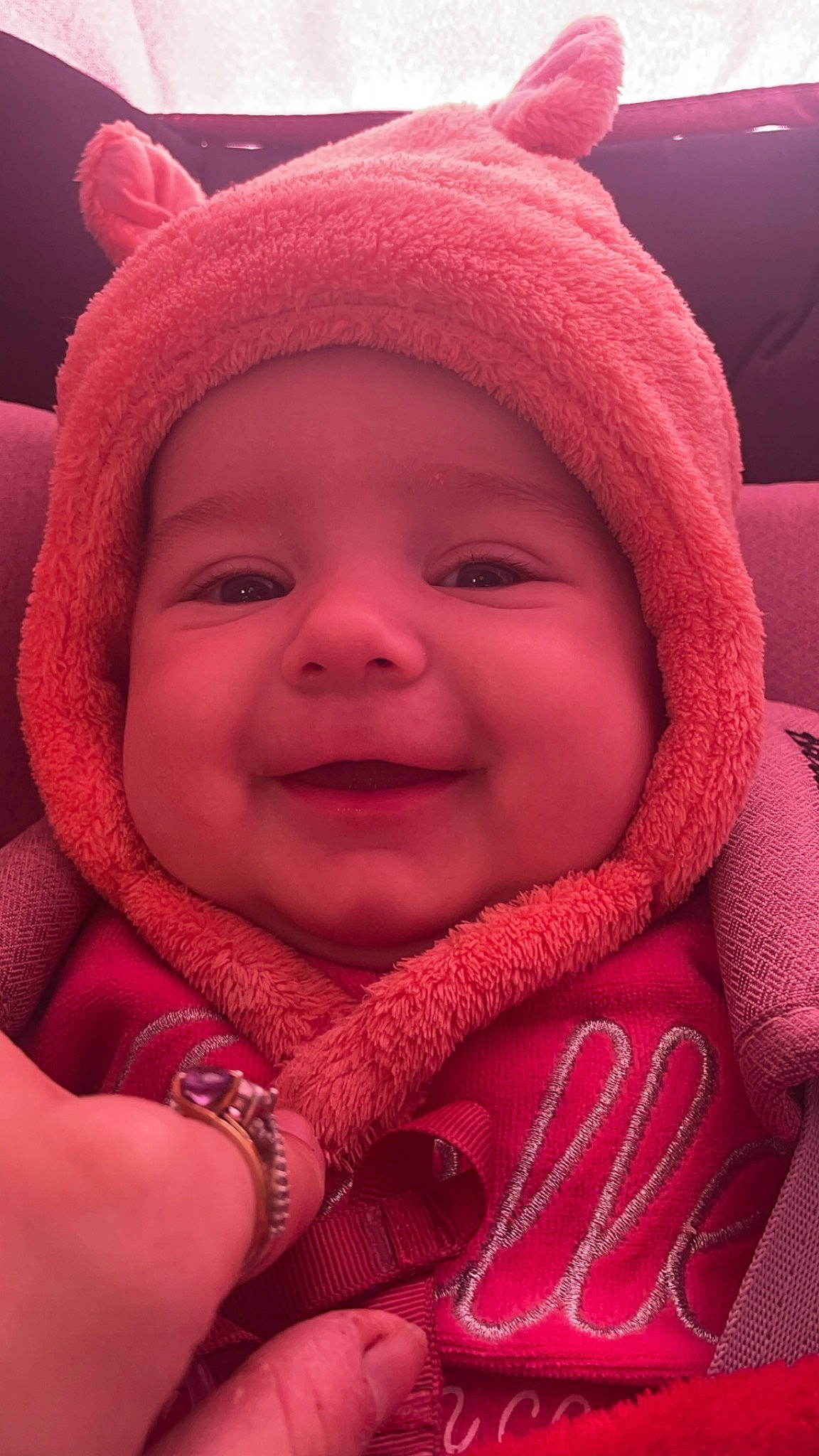 éléa participe au concours pour gagner de l'argent avec cette photo : baby, cap, cheek, child, comfort, cool, finger, gesture, happy, headwear, joy, lip, magenta, mouth, nose, outerwear, person, pink, product, red