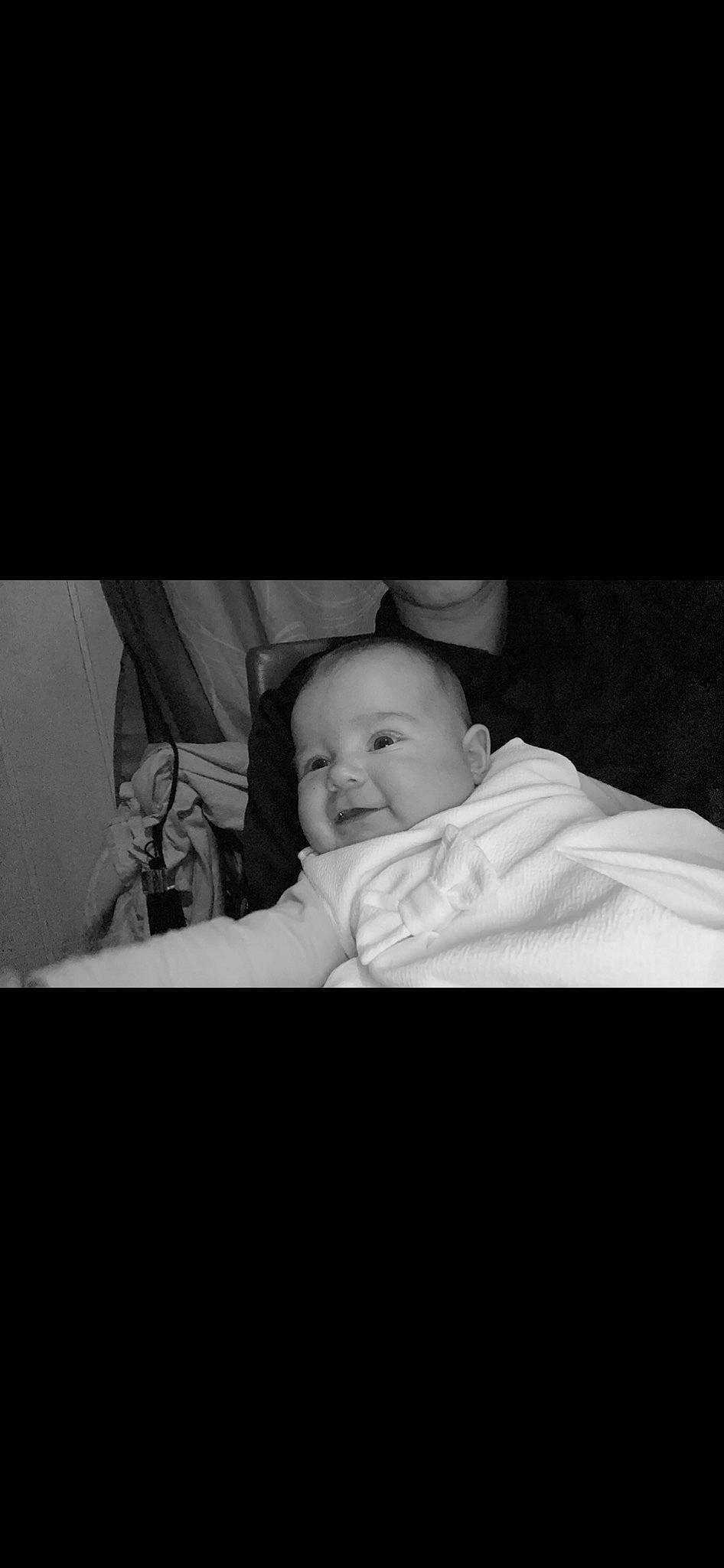éléa participe au concours pour gagner de l'argent avec cette photo : baby, baby_products, baby_toddler_clothing, cheek, child, cloud, comfort, darkness, flash_photography, fun, happy, monochrome, monochrome_photography, person, portrait, portrait_photography, room, sitting, smile, still_life_photography