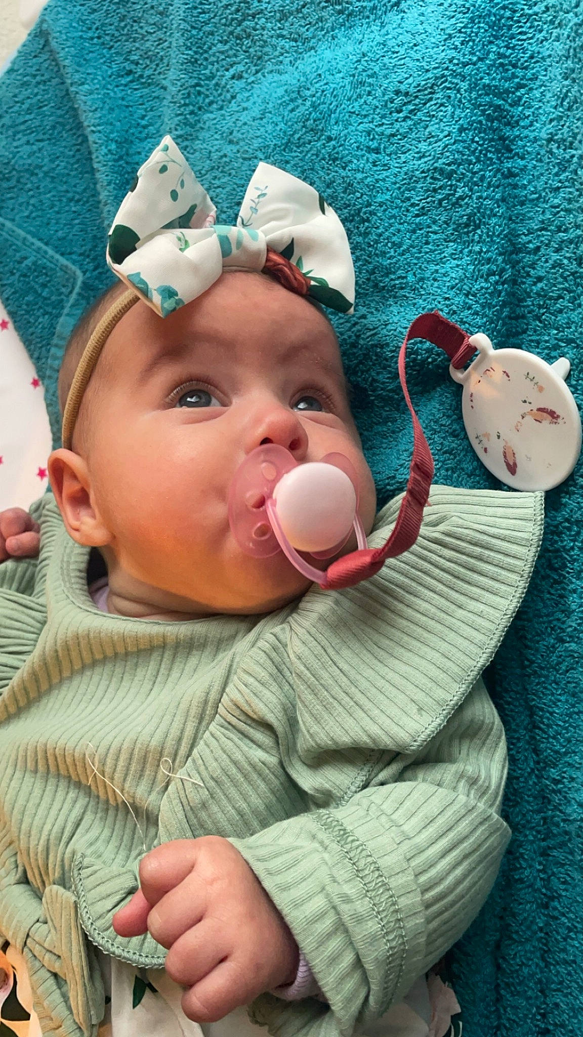 éléa participe au concours pour gagner de l'argent avec cette photo : baby, baby_products, baby_toddler_clothing, cheek, child, comfort, eye, facial_expression, finger, grass, happy, headwear, human_body, lip, mouth, nose, person, pink, product, skin