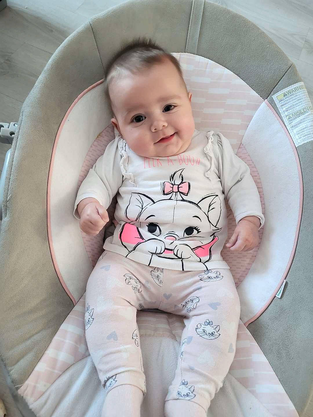 éléa participe au concours pour gagner de l'argent avec cette photo : baby, baby_toddler_clothing, beauty, cheek, child, circle, comfort, design, eye, fun, happy, human_leg, knee, person, pink, product, sitting, sleeve, smile, thigh