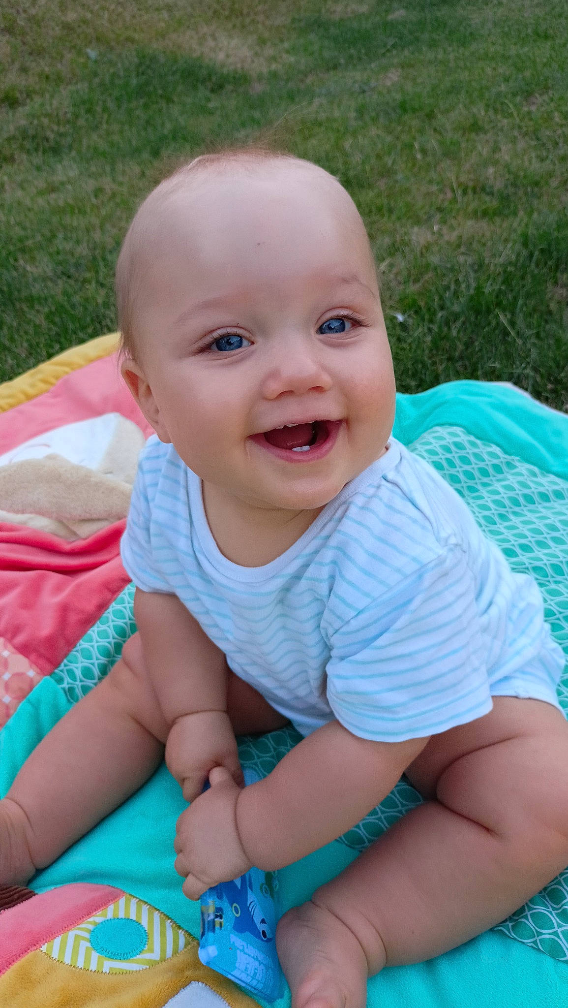 Tommy participe au concours pour gagner de l'argent avec cette photo : baby, baby_toddler_clothing, cheek, eye, finger, grass, hand, happy, head, iris, joy, lip, mouth, nose, people_in_nature, person, photograph, pink, plant, skin