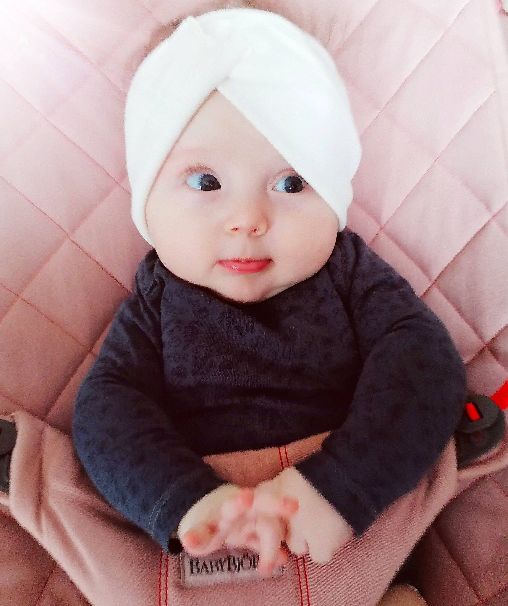 Lisa participe au concours pour gagner de l'argent avec cette photo : baby, baby_toddler_clothing, cap, cheek, child, comfort, eye, finger, foot, gesture, hand, headwear, lip, nail, person, pink, product, skin, sleeve, textile