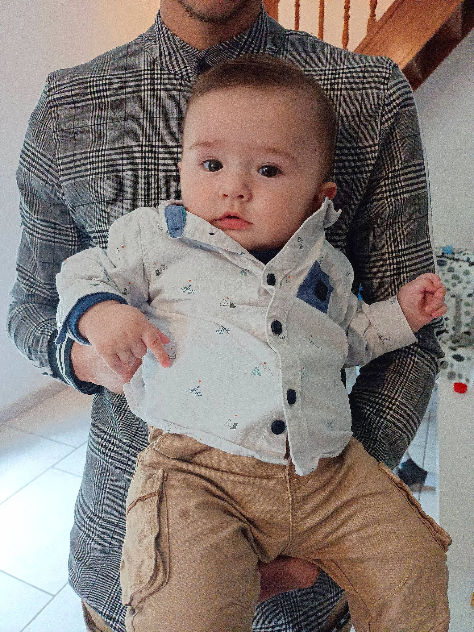 Johan participe au concours pour gagner de l'argent avec cette photo : abdomen, baby, baby_toddler_clothing, cheek, child, collar, comfort, denim, hairstyle, hand, happy, joint, leg, person, shoulder, skin, sleeve, standing, textile, toddler